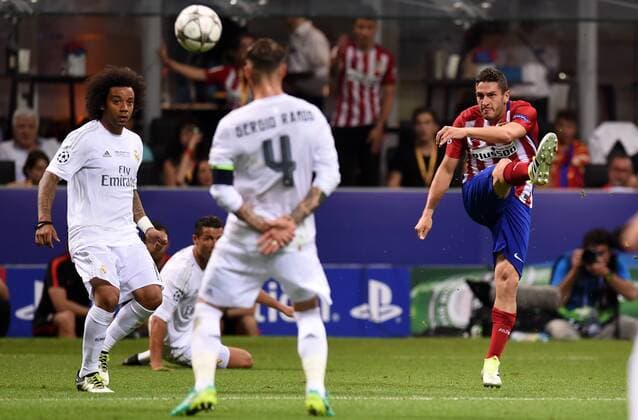 FUSSBALL CHAMPIONS LEAGUE FINALE SAISON 2015 2016 Real Madrid - Atletico Madrid 28.05.2016 Koke (re, Atletico Madrid) zieht ab. Marcelo und Sergio Ramos (v.l., beide Real Madrid) gehen in Deckung 