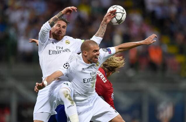 FUSSBALL CHAMPIONS LEAGUE FINALE SAISON 2015 2016 Real Madrid - Atletico Madrid 28.05.2016 Sergio Ramos (li) und Pepe (Mitte, beide Real Madrid) gegen Fernando Torres (re, Atletico Madrid) 