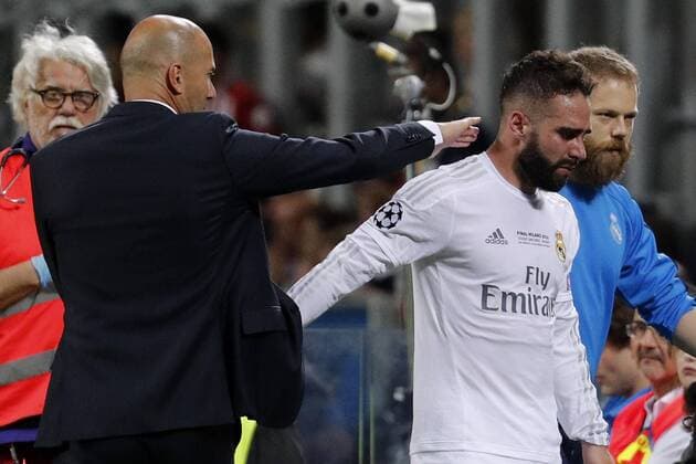 Real Madrid s coach Zinedine Zidane comforts defense Daniel Carvajal (R) as he leaves the field after getting injured during their UEFA Champions League final match at San Siro stadium in Milan, Italy, 28 May 2016. REAL MADRID VS ATLETICO DE MADRID !ACHTUNG: NUR REDAKTIONELLE NUTZUNG!  MIL094 20160528-636000711596317400