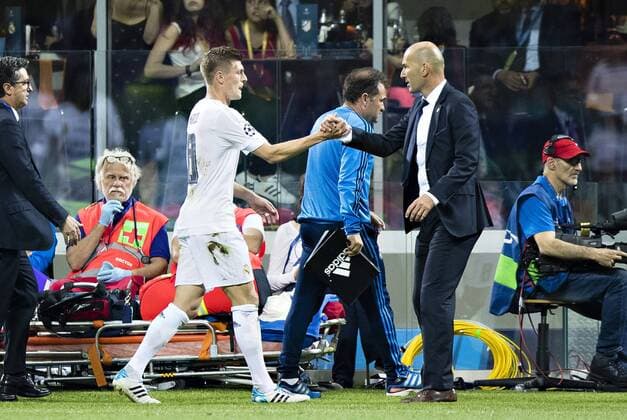 Mailand, 28.05.2016, Giuseppe Meazza Toni Kroos (Real) klatscht nach seiner Auswechslung mit Trainer Zinedine Zidane (Real) ab Real Madrid - Atletico Madrid mm