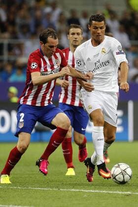 Real Madrid s Portuguese striker Cristiano Ronaldo (R) fights for the ball with Atletico de Madrid s Uruguayan defense Diego Godin during their UEFA Champions League final match at San Siro stadium in Milan, Italy, 28 May 2016. REAL MADRID VS ATLETICO DE MADRID !ACHTUNG: NUR REDAKTIONELLE NUTZUNG!  MIL095 20160528-636000712241221400