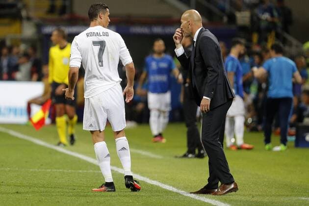 Real Madrid s coach Zinedine Zidane (R) and Portuguese striker Cristiano Ronaldo during their UEFA Champions League final match at San Siro stadium in Milan, Italy, 28 May 2016. REAL MADRID VS ATLETICO DE MADRID !ACHTUNG: NUR REDAKTIONELLE NUTZUNG!  MIL093 20160528-636000710845801400