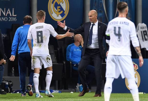 FUSSBALL CHAMPIONS LEAGUE FINALE SAISON 2015 2016 Real Madrid - Atletico Madrid 28.05.2016 Trainer Zinedine Zidane (re) wechselt Toni Kroos (li, beide Real Madrid) aus 