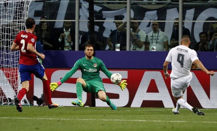 Real Madrid s French striker Karim Benzema (R) in action before Atletico de Madrid s Slovenian goalkeeper Jan Oblak during the UEFA Champions League final match at San Siro stadium in Milan, Italy, 28 May 2016. REAL MADRID VS ATLETICO DE MADRID !ACHTUNG: NUR REDAKTIONELLE NUTZUNG!  MIL101 20160528-636000715633441400
