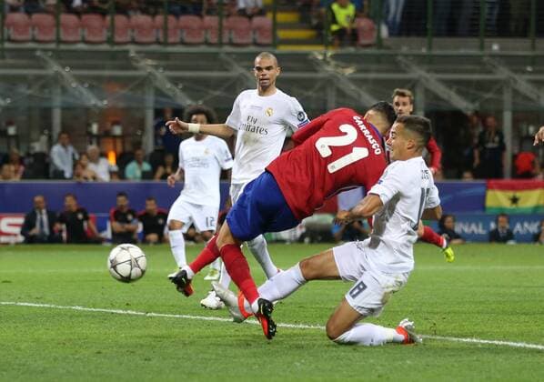 Yannick Carrasco of Atletico Madrid scores the equaliser during the UEFA Champions League Final match at the Giuseppe Meazza Stadium, Milan, Italy. Photo credit should read: David Klein Sportimage EDITORIAL USE ONLY. No use with unauthorised audio, video, data, fixture lists, club league logos or live services. Online in-match use limited to 120 images, no video emulation. No use in betting, games or single club league player publications.