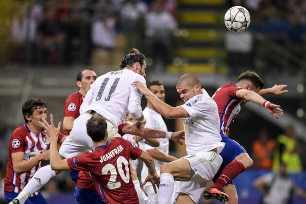 160528 Real Madrids Gareth Bale och Pepe oroar pa en hörna under finalen i Champions League mellan Real Madrid och Atletico Madrid den 28 maj 2016 i Milano.  Copyright: JOELxMARKLUND BB160528JM043