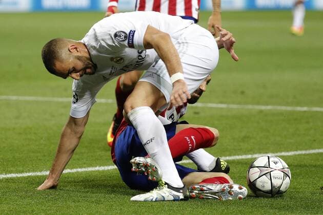 Atletico de Madrid s defense Juanfran Torres (R) fights for the ball with Real Madrid s French striker Karim Benzema during the UEFA Champions League final match at San Siro stadium in Milan, Italy, 28 May 2016. REAL MADRID VS ATLETICO DE MADRID !ACHTUNG: NUR REDAKTIONELLE NUTZUNG!  MIL105 20160528-636000717649117400