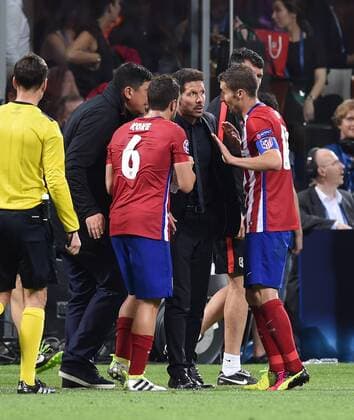 FUSSBALL CHAMPIONS LEAGUE FINALE SAISON 2015 2016 Real Madrid - Atletico Madrid 28.05.2016 Trainer Diego Simeone (Mitte, Atletico Madrid) gibt Anweisungen 