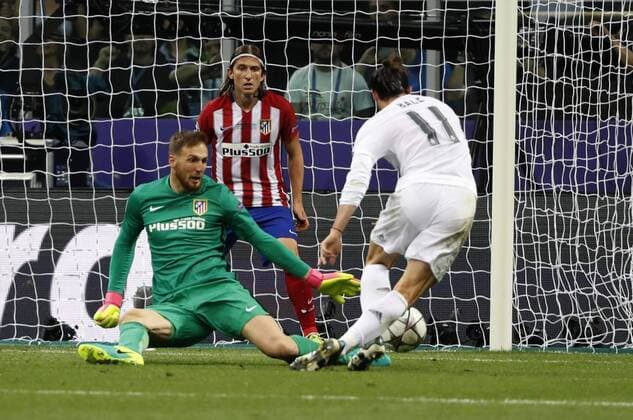 Real Madrid s Welsh striker Gareth Bale (R) in action against Atletico de Madrid s Slovenian goalkeeper Jan Oblak during the UEFA Champions League final match at San Siro stadium in Milan, Italy, 28 May 2016. REAL MADRID VS ATLETICO DE MADRID !ACHTUNG: NUR REDAKTIONELLE NUTZUNG!  MIL109 20160528-636000719073241400
