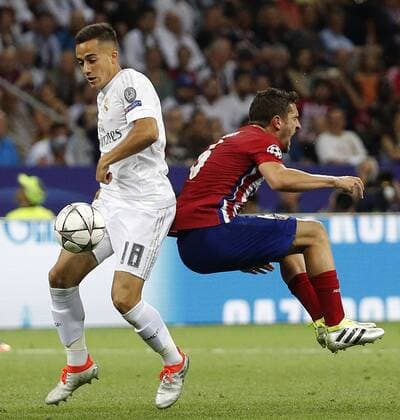 Real Madrid s striker Lucas Vazquez (L) controlls the ball before Atletico de Madrid s Koke during the UEFA Champions League final match at San Siro stadium in Milan, Italy, 28 May 2016. REAL MADRID VS ATLETICO DE MADRID !ACHTUNG: NUR REDAKTIONELLE NUTZUNG!  MIL114 20160528-636000723802693400