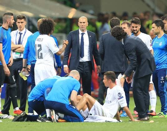 Real Madrid coach Zinedine Zidane talks to his players as Cristiano Ronaldo receives treatment during the break before extra time during the UEFA Champions League Final match at the Giuseppe Meazza Stadium, Milan, Italy. Photo credit should read: David Klein Sportimage EDITORIAL USE ONLY. No use with unauthorised audio, video, data, fixture lists, club league logos or live services. Online in-match use limited to 120 images, no video emulation. No use in betting, games or single club league player publications.