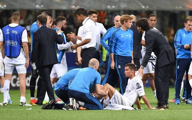 FUSSBALL CHAMPIONS LEAGUE FINALE SAISON 2015 2016 Real Madrid - Atletico Madrid 28.05.2016 Wellness-Programm: Cristiano Ronaldo laesst sich vor der Verlaengerung im Nacken kühlen und von zwei Physiotherapeuten massieren. 