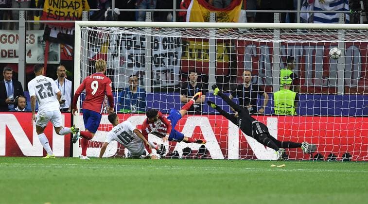 FUSSBALL CHAMPIONS LEAGUE FINALE SAISON 2015 2016 Real Madrid - Atletico Madrid 28.05.2016 Yannick Carrasco (Mitte, Atletico Madrid) erzielt gegen Torwart Keylor Navas (re, Real Madrid) das Tor zum 1:1 