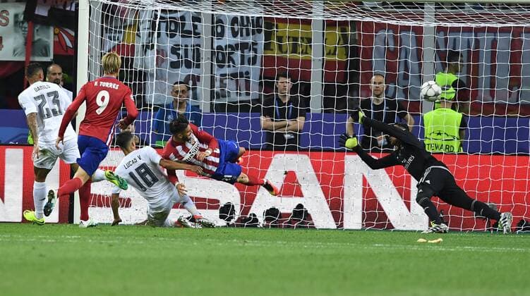 FUSSBALL CHAMPIONS LEAGUE FINALE SAISON 2015 2016 Real Madrid - Atletico Madrid 28.05.2016 Yannick Carrasco (Mitte, Atletico Madrid) erzielt gegen Torwart Keylor Navas (re, Real Madrid) das Tor zum 1:1 