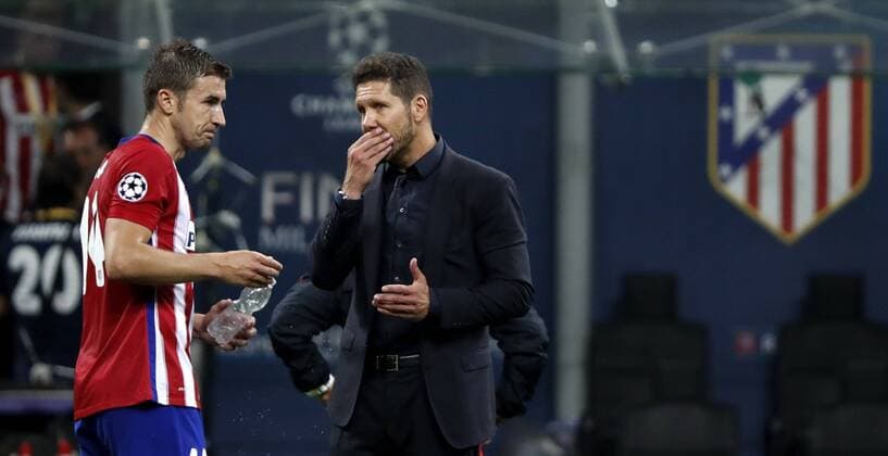 Atletico de Madrid s midfielder Gabriel Fernandez (L) and coach Diego Simeone during the UEFA Champions League final match at San Siro stadium in Milan, Italy, 28 May 2016. REAL MADRID VS ATLETICO DE MADRID !ACHTUNG: NUR REDAKTIONELLE NUTZUNG!  MIL127 20160528-636000729990573788