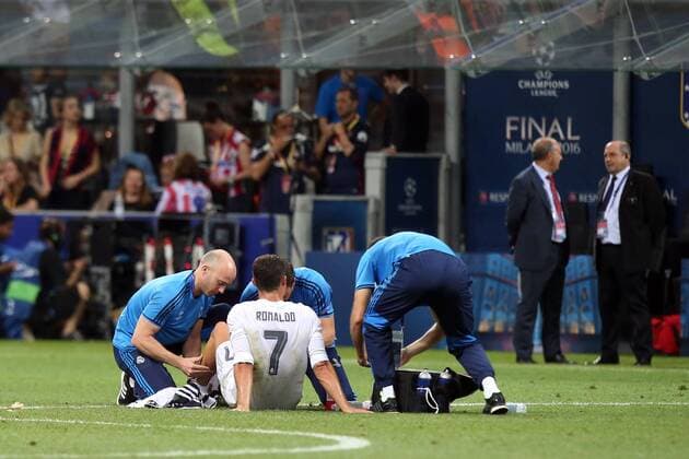 Cristiano Ronaldo ( Real Madrid ) bekommt vor der verlaengerung eine extra behandlung, Real Madrid vs. Atletico Madrid, Fussball, Champions League Finale, 28.05.2016, Mailand Copyright: Langerx xEibner-Pressefoto EP_HLR
