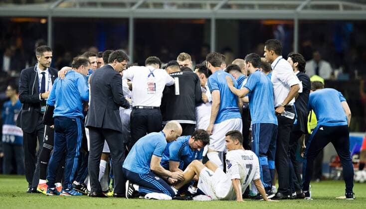 Mailand, 28.05.2016, Giuseppe Meazza Cristiano Ronaldo (Real) lässt sich behandeln während des Teamkreises Real Madrid - Atletico Madrid mm
