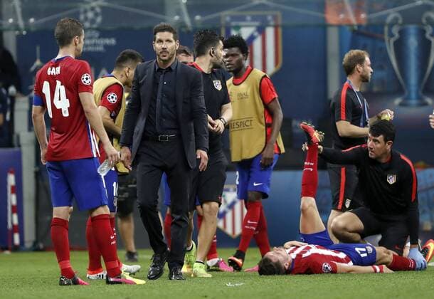 Atletico de Madrid s midfielder Gabriel Fernandez (L) and coach Diego Simeone at the end of the 90 minutes of the UEFA Champions League final match at San Siro stadium in Milan, Italy, 28 May 2016. REAL MADRID VS ATLETICO DE MADRID !ACHTUNG: NUR REDAKTIONELLE NUTZUNG!  MIL130 20160528-636000731474700704
