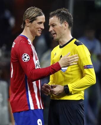 Atletico de Madrid s striker Fernando Torres (L) talks to British referee Mark Clattenburg during the UEFA Champions League final match at San Siro stadium in Milan, Italy, 28 May 2016. REAL MADRID VS ATLETICO DE MADRID !ACHTUNG: NUR REDAKTIONELLE NUTZUNG!  MIL132 20160528-636000732215516210