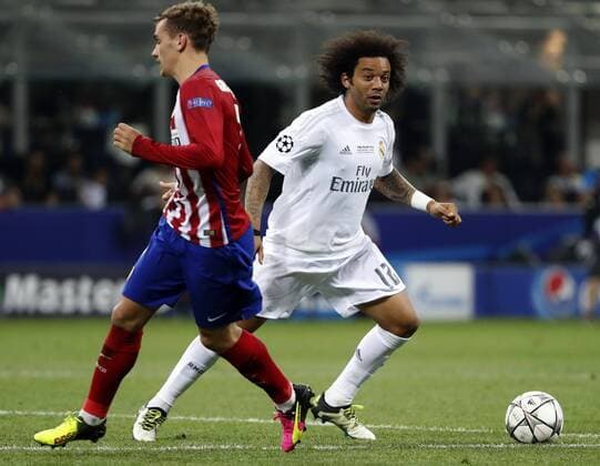 Atletico de Madrid s French striker Antoine Griezmann (L) fights for the ball with Real Madrid s Brazilian defense Marcelo during the UEFA Champions League final match at San Siro stadium in Milan, Italy, 28 May 2016. REAL MADRID VS ATLETICO DE MADRID !ACHTUNG: NUR REDAKTIONELLE NUTZUNG!  MIL133 20160528-636000732223471904