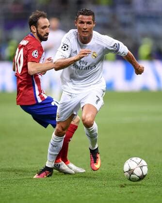FUSSBALL CHAMPIONS LEAGUE FINALE SAISON 2015 2016 Real Madrid - Atletico Madrid 28.05.2016 Cristiano Ronaldo (Real Madrid) vor Juanfran (Atletico Madrid) 