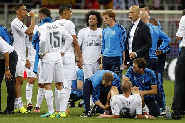 Real Madrid s players rest before the overtime during the UEFA Champions League final match at San Siro stadium in Milan, Italy, 28 May 2016. REAL MADRID VS ATLETICO DE MADRID !ACHTUNG: NUR REDAKTIONELLE NUTZUNG!  MIL139 20160528-636000734279516284