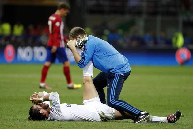 Real Madrid s Welsh striker Gareth Bale (down) gets a stretch before the overtime during the UEFA Champions League final match at San Siro stadium in Milan, Italy, 28 May 2016. REAL MADRID VS ATLETICO DE MADRID !ACHTUNG: NUR REDAKTIONELLE NUTZUNG!  MIL142 20160528-636000742191800321