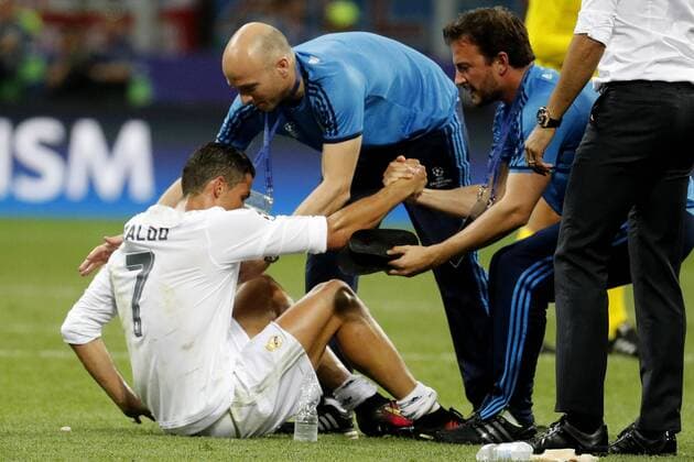 Real Madrid s Portuguese striker Cristiano Ronaldo receives medical attention before the overtime during the UEFA Champions League final match at San Siro stadium in Milan, Italy, 28 May 2016. REAL MADRID VS ATLETICO DE MADRID !ACHTUNG: NUR REDAKTIONELLE NUTZUNG!  MIL145 20160528-636000743538080321