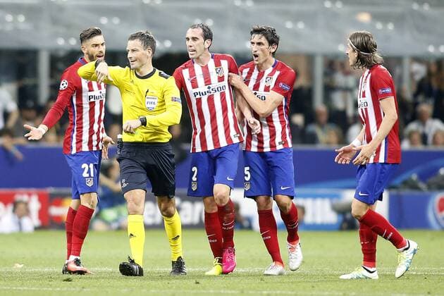 Atletico de Madrid s Yannick Ferreira Carrasco, Diego Godin, Stefan Savic and Filipe Luis have words with the English referee Mark Clattenburg during UEFA Champions League 2015 2016 Final match.May 28,2016.  (2016052834)
