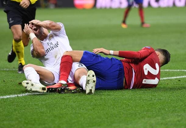 Fußball, Champions League Finale, Pepe provoziert mit Schauspieleinlage FUSSBALL CHAMPIONS LEAGUE FINALE SAISON 2015 2016 Real Madrid - Atletico Madrid 28.05.2016 Pepe (li, Real Madrid) haelt sich das Gesicht. Rechts: Yannick Carrasco 