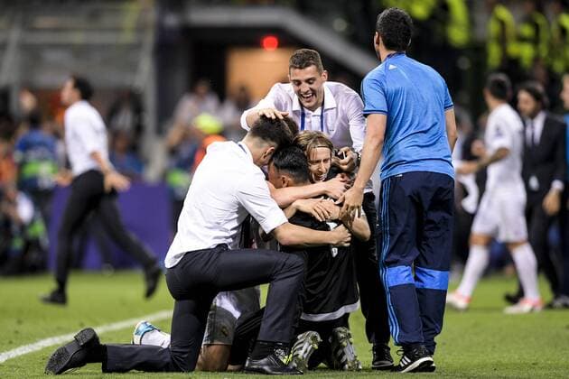 Fußball, Real Madrid gewinnt Champions League Finale in Mailand 160528 Real Madrids malvakt Keylor Navas kramas om av Luka ModriÄ? mfl under finalen i Champions League mellan Real Madrid och Atletico Madrid den 28 maj 2016 i Milano.  Copyright: JOELxMARKLUND BB160528JM065