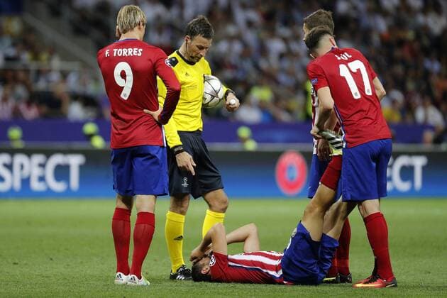 Atletico de Madrid s midfielder Koke (down) fgets injured during the UEFA Champions League final match at San Siro stadium in Milan, Italy, 28 May 2016. REAL MADRID VS ATLETICO DE MADRID !ACHTUNG: NUR REDAKTIONELLE NUTZUNG!  MIL153 20160528-636000752796368321