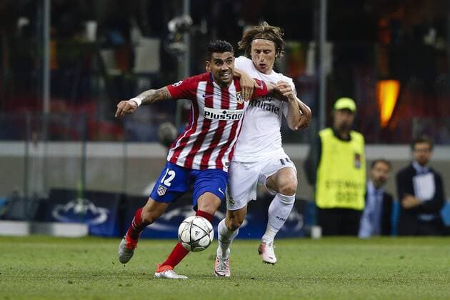 28.05.2016. Milan, Italy. UEFA Champions League Final between Real Madrid and Atletico de Madrid at the Giuseppe Meazza stadium in Milan, Italy. Luka Modric (19) Real Madrid challenged by Fern& xe1;ndez xEnriquexdexlaxFuentex  ActionPlus11742795
