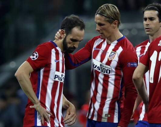 Bilder des Tages - SPORT Atletico de Madrid s striker Fernando Torres (R) comforts defense Juanfran (L) during the penalties at the UEFA Champions League final match at San Siro stadium in Milan, Italy, 28 May 2016. REAL MADRID VS ATLETICO DE MADRID !ACHTUNG: NUR REDAKTIONELLE NUTZUNG!  MIL162 20160528-636000761601788321
