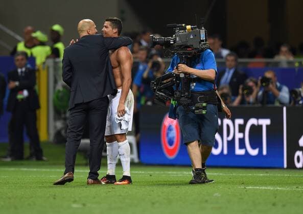 Fußball, Real Madrid gewinnt Champions League Finale in Mailand FUSSBALL CHAMPIONS LEAGUE FINALE SAISON 2015 2016 Real Madrid - Atletico Madrid 28.05.2016 Trainer Zinedine Zidane (li) und Cristiano Ronaldo (re, beide Real Madrid) umarmen sich nach dem Sieg in der Champions League 