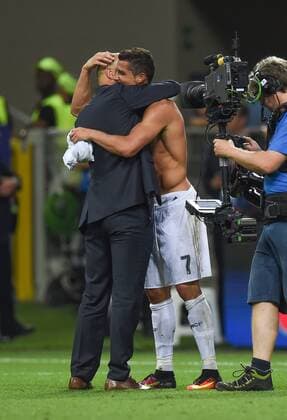 Fußball, Real Madrid gewinnt Champions League Finale in Mailand FUSSBALL CHAMPIONS LEAGUE FINALE SAISON 2015 2016 Real Madrid - Atletico Madrid 28.05.2016 Trainer Zinedine Zidane (li) und Cristiano Ronaldo (re, beide Real Madrid) umarmen sich nach dem Sieg in der Champions League 