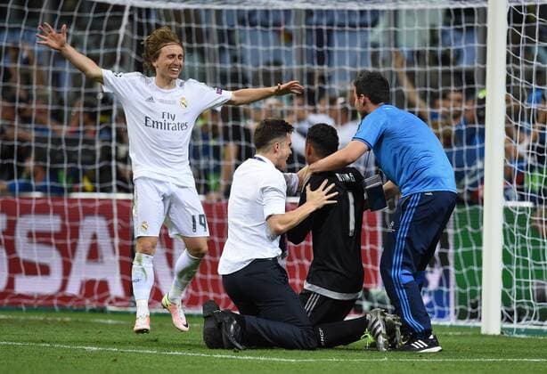 Fußball, Real Madrid gewinnt Champions League Finale in Mailand FUSSBALL CHAMPIONS LEAGUE FINALE SAISON 2015 2016 Real Madrid - Atletico Madrid 28.05.2016 Luka Modric (li) eilt zu Torwart Keylor Navas (beide Real Madrid) zum gemeinsamen jubeln heran 
