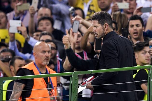 160528 Atletico Madrids tränare Diego Simeone deppar under prisceremonin efter finalen i Champions League mellan Real Madrid och Atletico Madrid den 28 maj 2016 i Milano.  Copyright: JOELxMARKLUND BB160528JM073