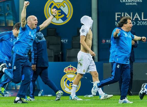 Fußball, Real Madrid gewinnt Champions League Finale in Mailand Samstag 28.04.2016, Champions League - Finale in Mailand, Saison 2015 2016, Atletico Madrid - Real Madrid, schlussjubel Madrid mit Toni Kroos (Real Madrid 8) DeFodi507