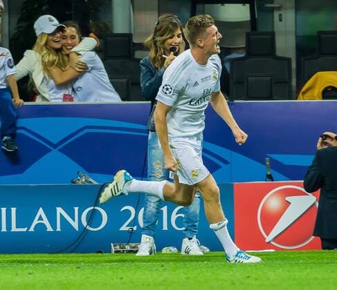 Samstag 28.04.2016, Champions League - Finale in Mailand, Saison 2015 2016, Atletico Madrid - Real Madrid, schlussjubel Madrid mit Toni Kroos (Real Madrid 8) DeFodi507
