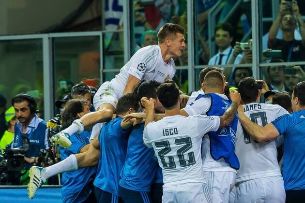 Samstag 28.04.2016, Champions League - Finale in Mailand, Saison 2015 2016, Atletico Madrid - Real Madrid, schlussjubel Madrid mit Toni Kroos (Real Madrid 8) DeFodi507