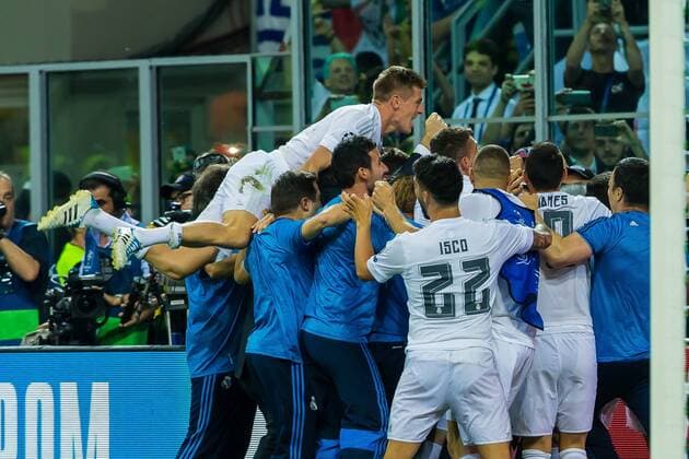 Fußball, Real Madrid gewinnt Champions League Finale in Mailand Samstag 28.04.2016, Champions League - Finale in Mailand, Saison 2015 2016, Atletico Madrid - Real Madrid, schlussjubel Madrid mit Toni Kroos (Real Madrid 8) DeFodi507