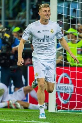 Fußball, Real Madrid gewinnt Champions League Finale in Mailand Samstag 28.04.2016, Champions League - Finale in Mailand, Saison 2015 2016, Atletico Madrid - Real Madrid, schlussjubel Madrid mit Toni Kroos (Real Madrid 8) DeFodi507