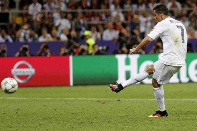Real Madrid s Portuguese striker Cristiano Ronaldo moments before scoring the decisive penalty before Altetico de Madrid during the UEFA Champions League final match at San Siro stadium in Milan, Italy, 28 May 2016. REAL MADRID VS ATLETICO DE MADRID !ACHTUNG: NUR REDAKTIONELLE NUTZUNG!  MIL165 20160528-636000764602604321