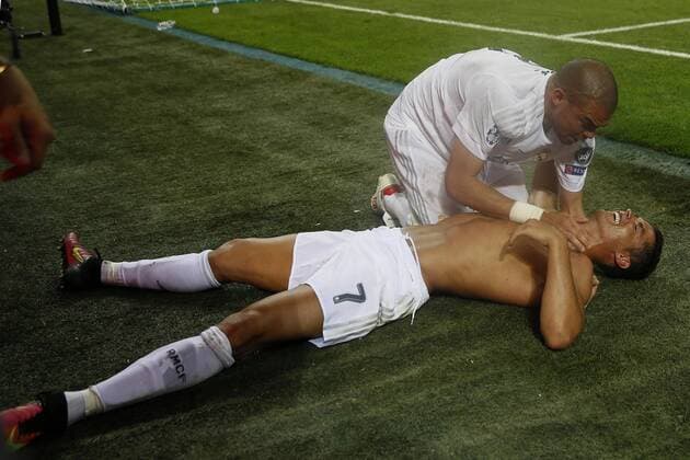 Fußball, Real Madrid gewinnt Champions League Finale in Mailand Real Madrid s Portuguese striker Cristiano Ronaldo (down) and team mate Pepe celebrate the decisive penalty before Altetico de Madrid during the UEFA Champions League final match at San Siro stadium in Milan, Italy, 28 May 2016. REAL MADRID VS ATLETICO DE MADRID !ACHTUNG: NUR REDAKTIONELLE NUTZUNG!  MIL166 20160528-636000765271532321