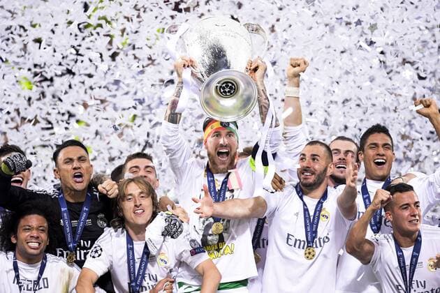 Fußball, Real Madrid gewinnt Champions League Finale in Mailand 160528 Real Madrids Sergio Ramos (m) höjer pokalen efter att Real Madrid vunnit finalen i Champions League mellan Real Madrid och Atletico Madrid den 28 maj 2016 i Milano.  Copyright: JOELxMARKLUND BB160528JM074