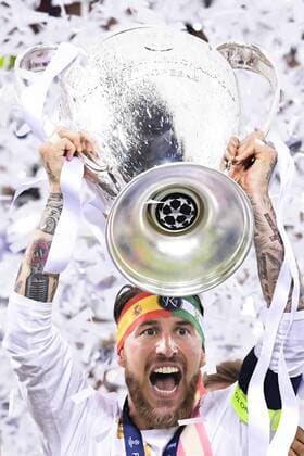 Fußball, Real Madrid gewinnt Champions League Finale in Mailand 160528 Real Madrids Sergio Ramos höjer pokalen efter att Real Madrid vunnit finalen i Champions League mellan Real Madrid och Atletico Madrid den 28 maj 2016 i Milano.  Copyright: JOELxMARKLUND BB160528JM075
