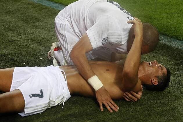 Bilder des Tages - SPORT Fußball, Real Madrid gewinnt Champions League Finale in Mailand Real Madrid s Portuguese striker Cristiano Ronaldo (down) and team mate Pepe celebrate the decisive penalty before Altetico de Madrid during the UEFA Champions League final match at San Siro stadium in Milan, Italy, 28 May 2016. REAL MADRID VS ATLETICO DE MADRID !ACHTUNG: NUR REDAKTIONELLE NUTZUNG!  MIL167 20160528-636000765285572321