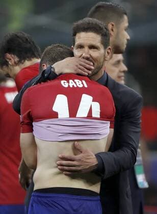 Atletico de Madrid s Argentinian coach Diego Simeone (R) comforts Gabi Fernandez after being defeated by Real Madrid during the UEFA Champions League final match at San Siro stadium in Milan, Italy, 28 May 2016. REAL MADRID VS ATLETICO DE MADRID !ACHTUNG: NUR REDAKTIONELLE NUTZUNG!  MIL171 20160529-636000771215295209
