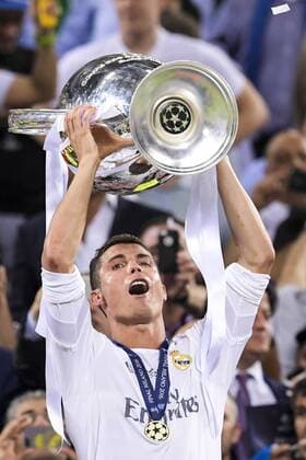 Fußball, Real Madrid gewinnt Champions League Finale in Mailand 160528 Real Madrids Cristiano Ronaldo höjer pokalen efter att Real Madrid vunnit finalen i Champions League mellan Real Madrid och Atletico Madrid den 28 maj 2016 i Milano.  Copyright: JOELxMARKLUND BB160528JM076